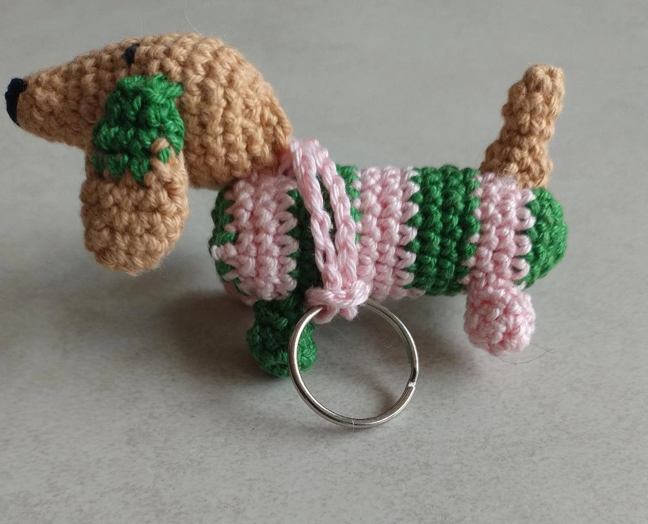 Colgante de llave hecho a mano con forma de dachshund, rosa y verde tejido a crochet – photo 3